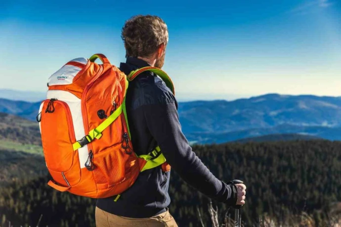 randonneur avec sac à dos exosquelette Gravipack